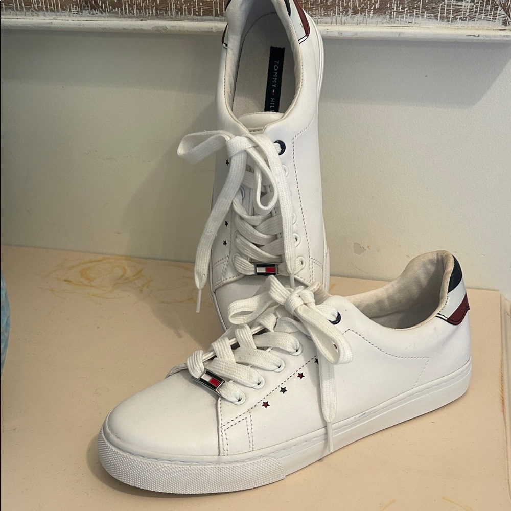 Tommy Hilfiger Women's Loto SZ 7 Sneakers